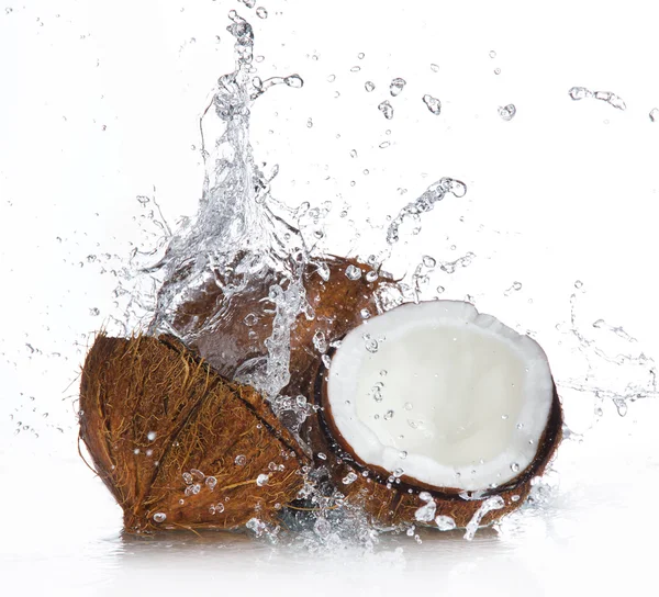 Cocco spezzato con spruzzi d'acqua — Foto Stock