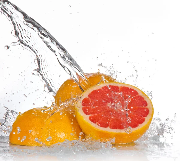 Grapefruity s šplouchání vody — Stock fotografie