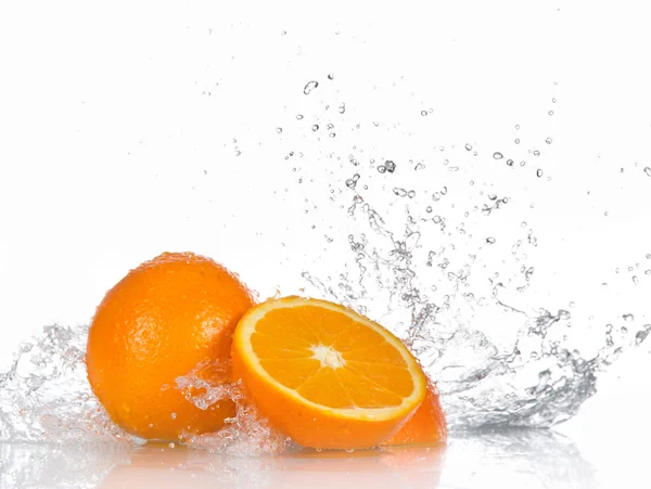 Oranges avec éclaboussures d'eau — Photo