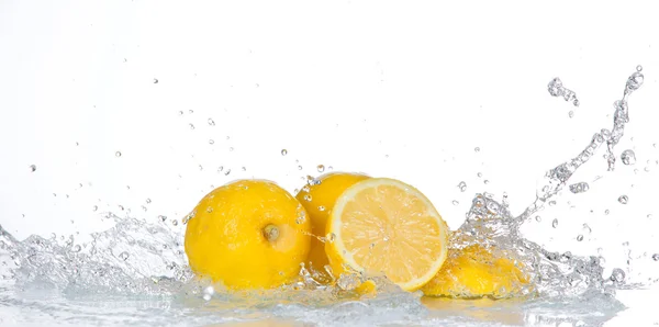 Citron med vattenstänk — Stockfoto