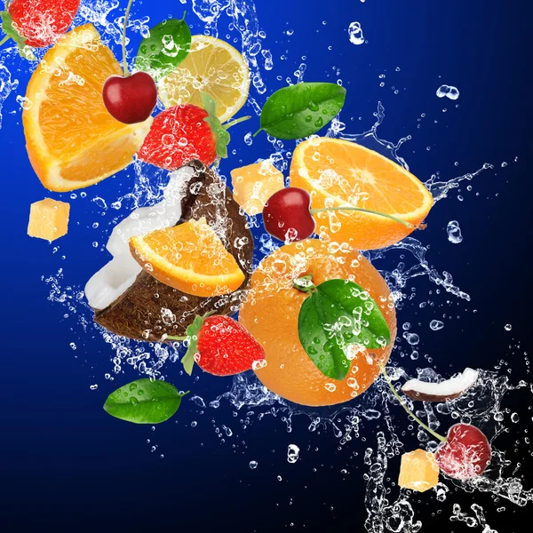 Tropische vruchten in water splash — Stockfoto