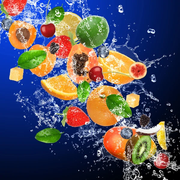 Τροπικά φρούτα σε water splash — Φωτογραφία Αρχείου