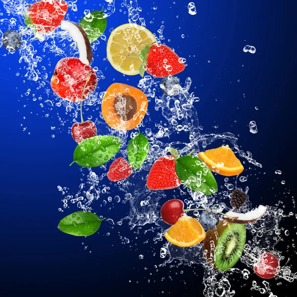 Frutos tropicais em salpicos de água — Fotografia de Stock