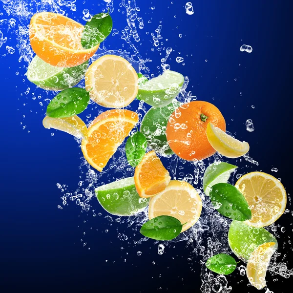 Frutti tropicali in spruzzi d'acqua — Foto Stock