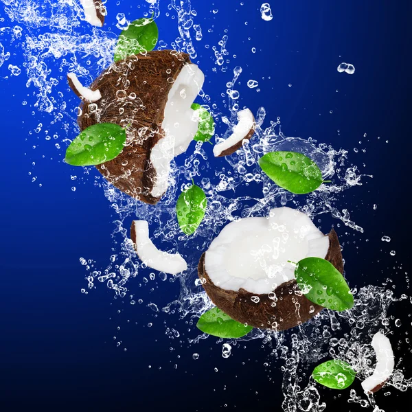 Prasklý kokos s šplouchání vody — Stock fotografie