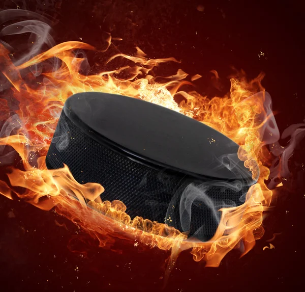 Disco de hockey caliente en llamas de fuego —  Fotos de Stock