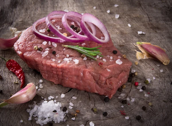 Bistecca di manzo cruda — Foto Stock