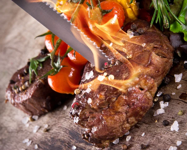 おいしい牛肉ステーキ ナイフ — ストック写真