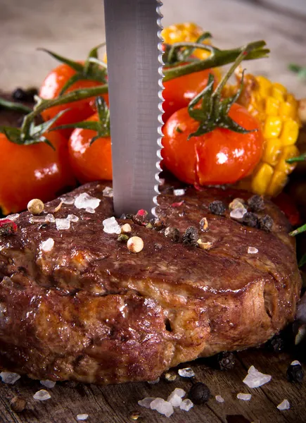 칼으로 맛 있는 소고기 스테이크 — 스톡 사진