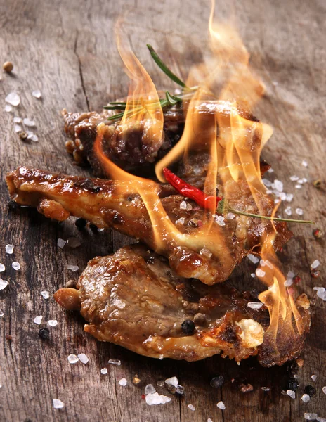 Deliciosas costeletas de cordeiro com chamas — Fotografia de Stock