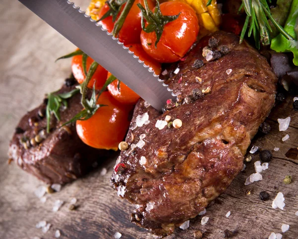 Lahodné hovězí steaky s nožem — Stock fotografie
