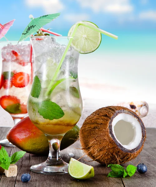 Cold cocktails on the beach — Stock Photo, Image