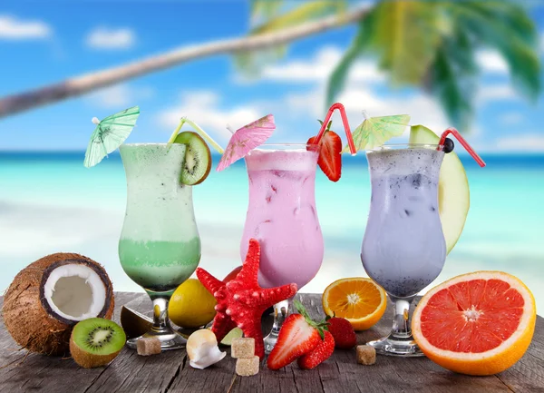 Bebidas de verão na praia — Fotografia de Stock