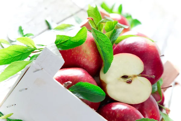 Frische rote Äpfel — Stockfoto