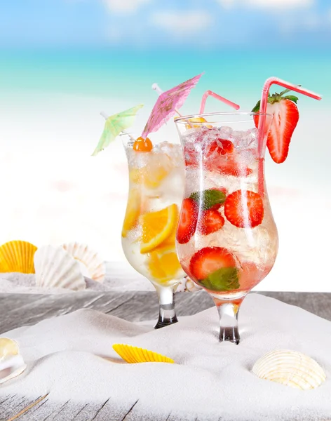 Summer drinks on the beach — Stock Photo, Image