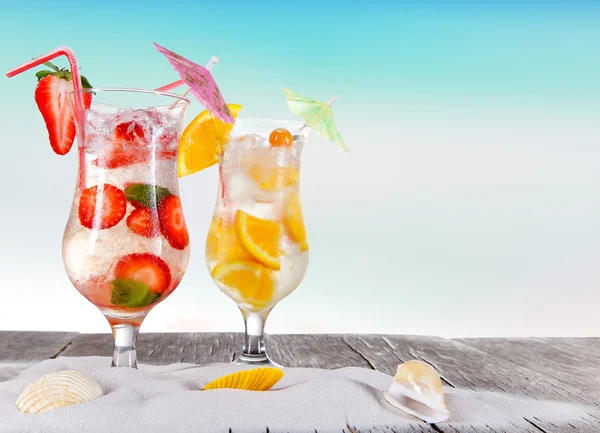 Bebidas de verão na praia — Fotografia de Stock