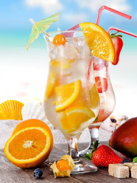 Bebidas de verano en la playa — Foto de Stock