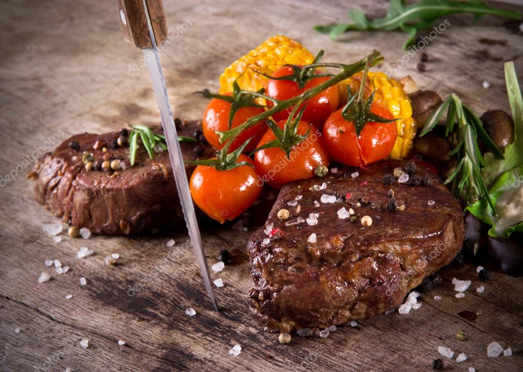Delicious beef steak — Stock Photo © Kesu01 26136969