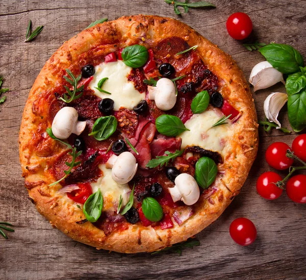 Výborná italská pizza — Stock fotografie