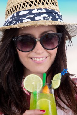 kokteyl ile güzel bir genç kız portresi