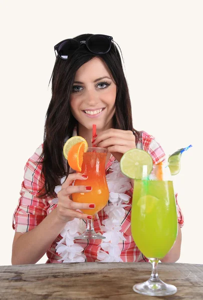 Porträt eines schönen jungen Mädchens mit Cocktail — Stockfoto