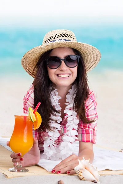 Retrato de una hermosa joven con cóctel — Foto de Stock