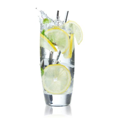 Buzlu ve limonlu kokteyl.