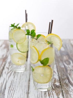 Buzlu ve limonlu kokteyl.