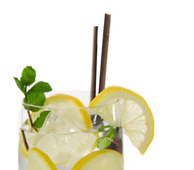 Buzlu ve limonlu kokteyl.