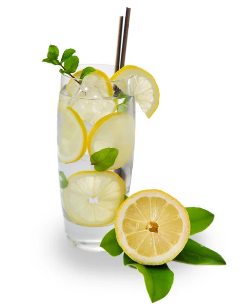 Cocktail with ice and lemon slice — Stock Photo, Image