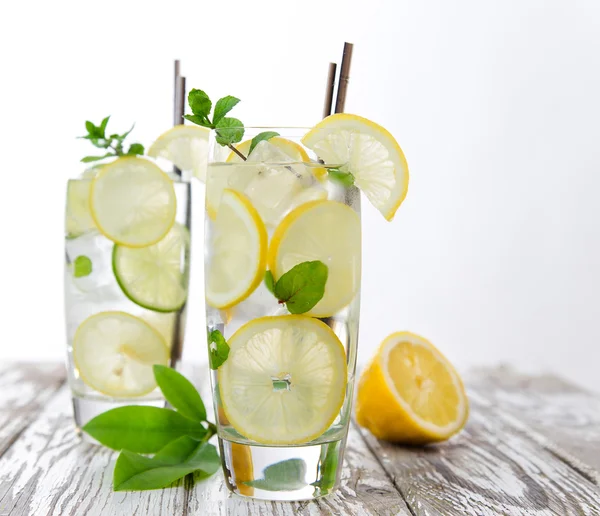 Cocktail med is och citronskiva — Stockfoto