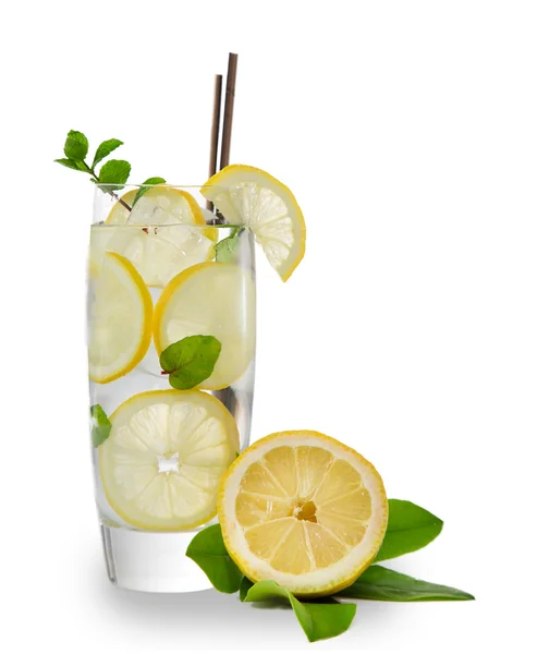 Cocktail with ice and lemon slice — Stock Photo, Image