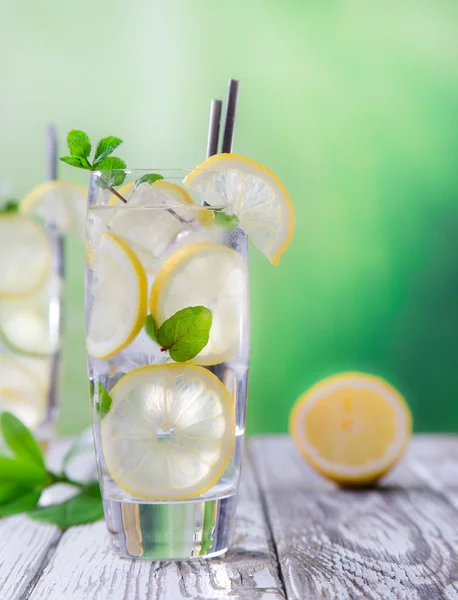 Cóctel con hielo y rodaja de limón — Foto de Stock