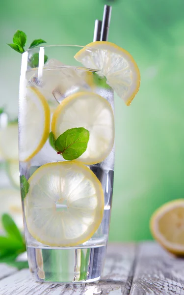 Cocktail con fetta di ghiaccio e limone — Foto Stock