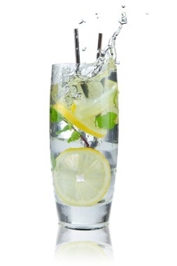 Buzlu ve limonlu kokteyl.
