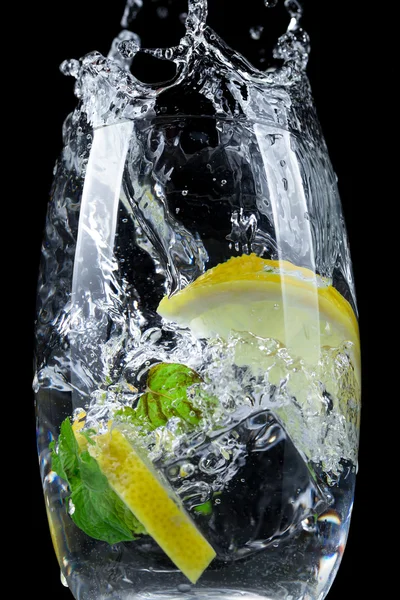 Cocktail con fetta di ghiaccio e lime — Foto Stock