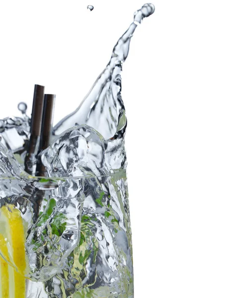 Cocktail avec glace et tranche de citron vert — Photo