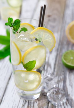 kokteyl buz ve limon dilimleri ile