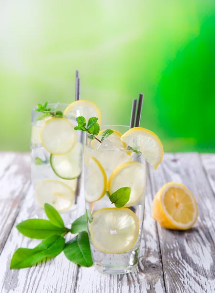 Cocktail med is och citron skivor — Stockfoto