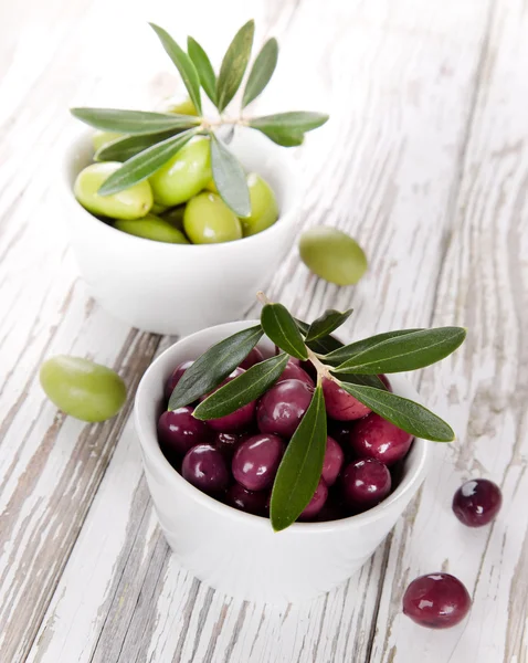 Oliven mit Blättern — Stockfoto