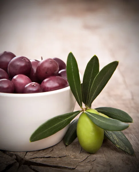 Aceitunas con hojas — Foto de Stock