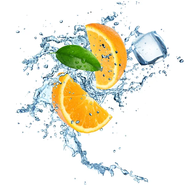 물에 오렌지 — 스톡 사진