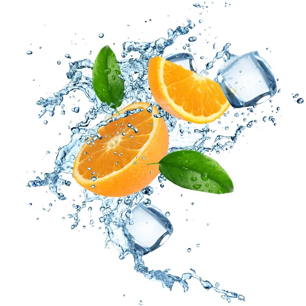 Pomeranče ve vodě — Stock fotografie