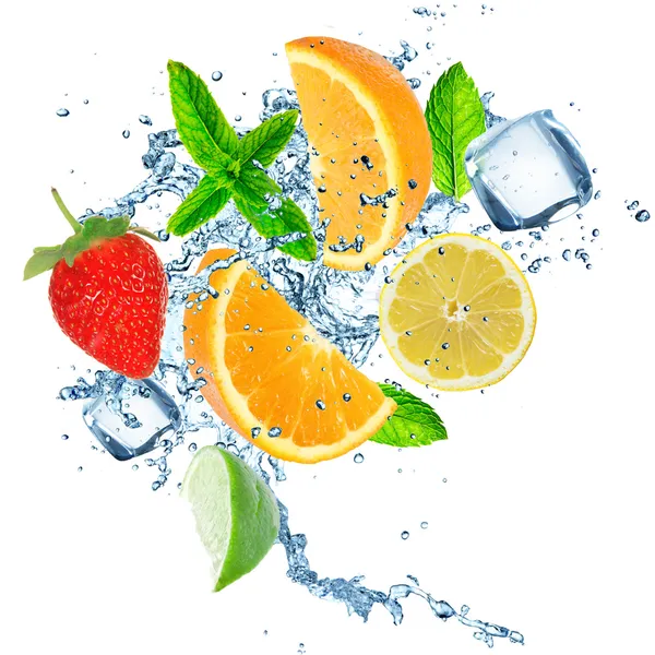 Frische Früchte im Wasserspritzer — Stockfoto