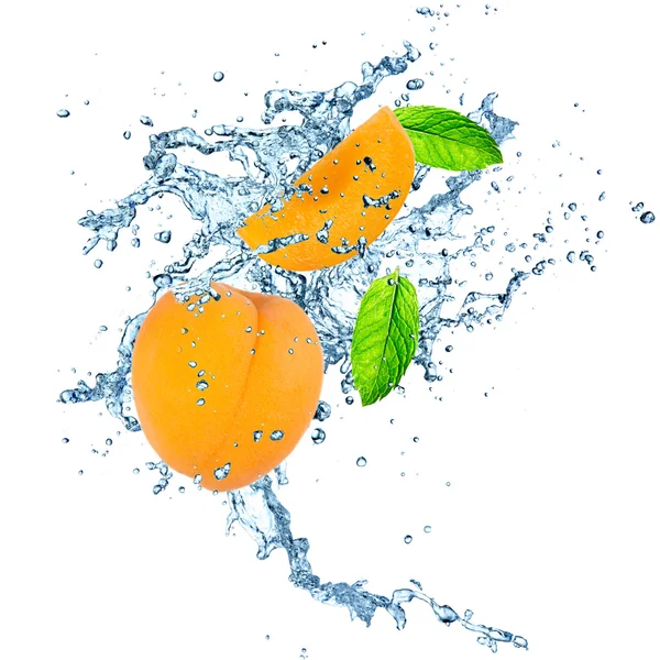 Apricot in water splash — Stockfoto