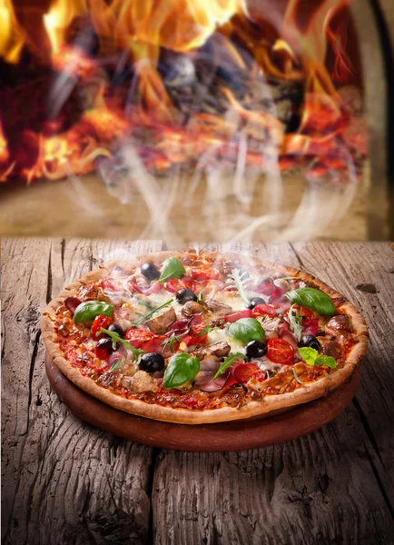 Leckere italienische Pizza — Stockfoto