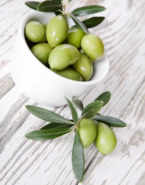 Aceitunas con hojas —  Fotos de Stock