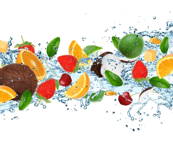 Fruit met opspattend water — Stockfoto