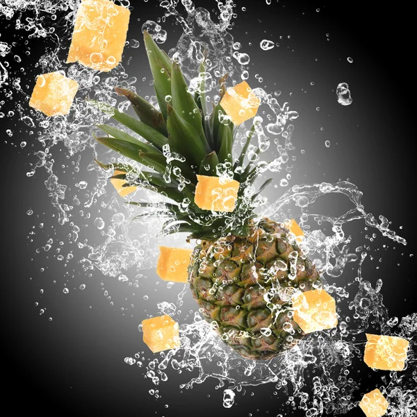 Ananas con spruzzi d'acqua — Foto Stock