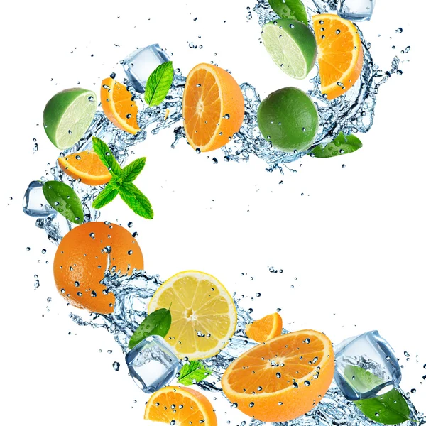 Früchte mit Spritzwasser — Stockfoto